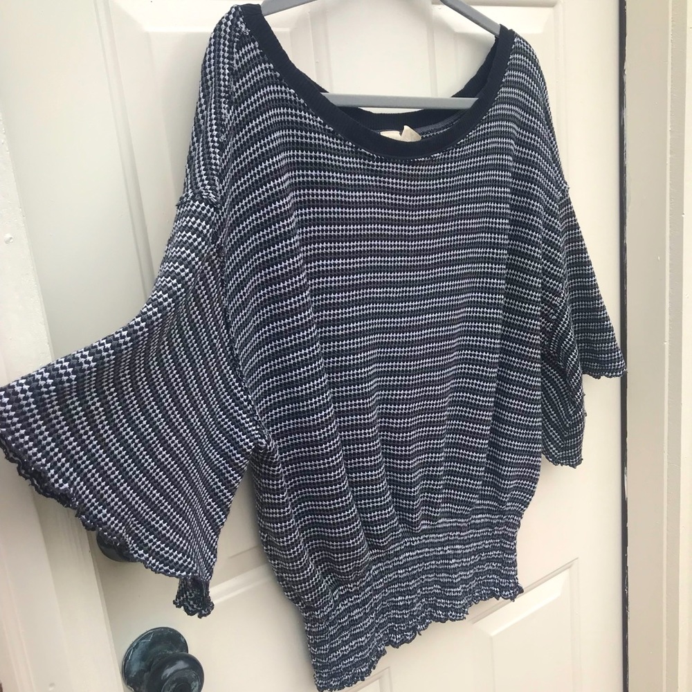We the Free black white gray size large